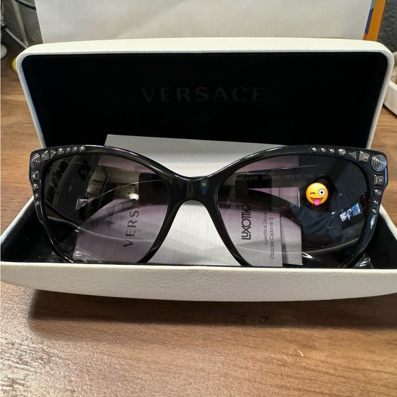 ❌SOLD❌VERSACE 4270GB1/T5 Studded Cat Eye Sunglasses Black Frame Gradient Grey - Picture 5 of 11